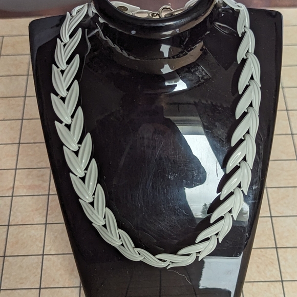 3 for $30 - 80s era vintage white link necklace - Picture 6 of 8